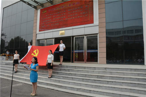 牢记入党誓词践行“三严三实”——菏泽医专举行新党员宣誓暨老党员重温入党誓词活动