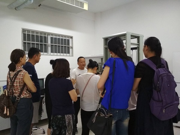 学校教务处中心实验室举办实验室开放日主题活动