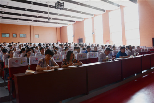 我校举行“两学一做”学习教育专题辅导报告会