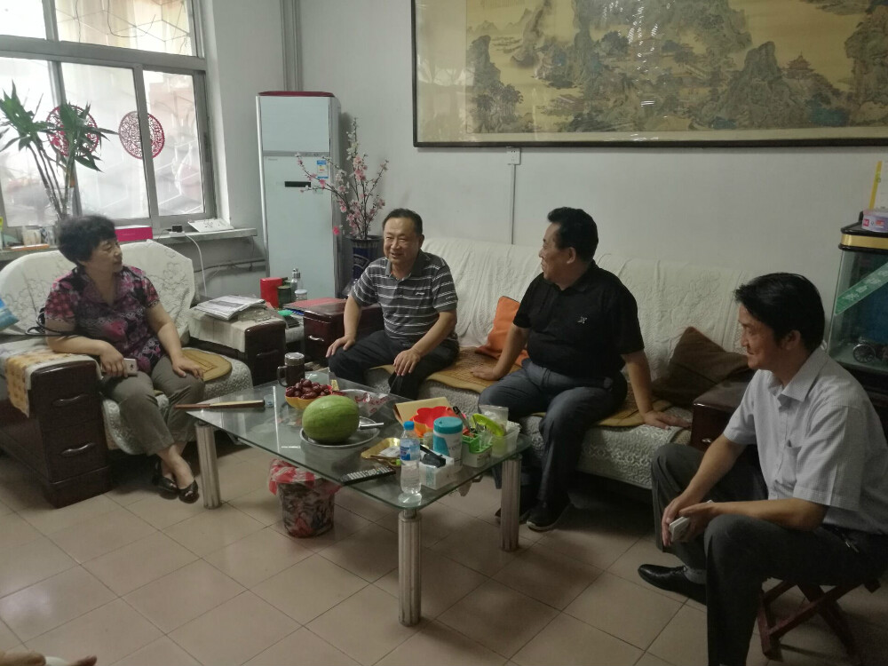 我校领导走访慰问老党员和生活困难党员