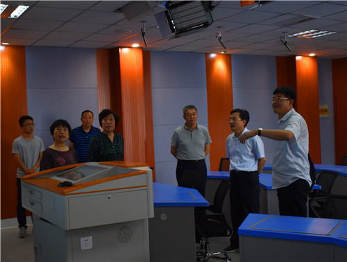 省教育厅发展规划处处长孙永海职业教育处处长梁斌言一行到我校调研