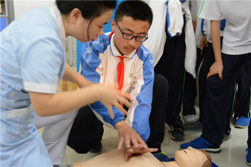 牡丹区21中学生来我校参观