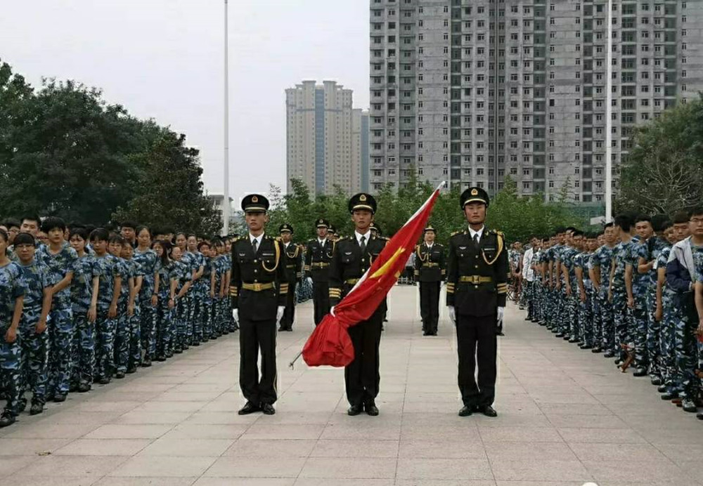 我校举行新学期首次升旗仪式