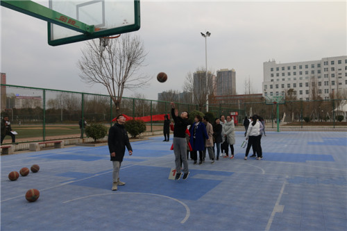 我校举办“庆三八”女教工趣味运动会