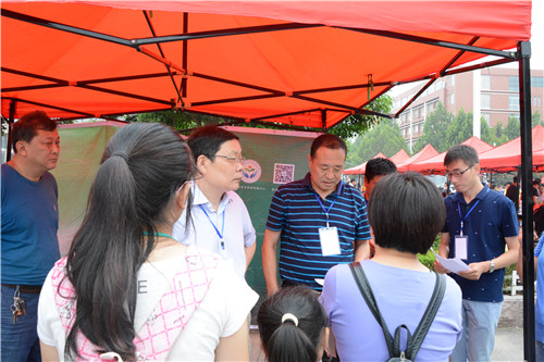 我校喜迎2018级新生入学报到