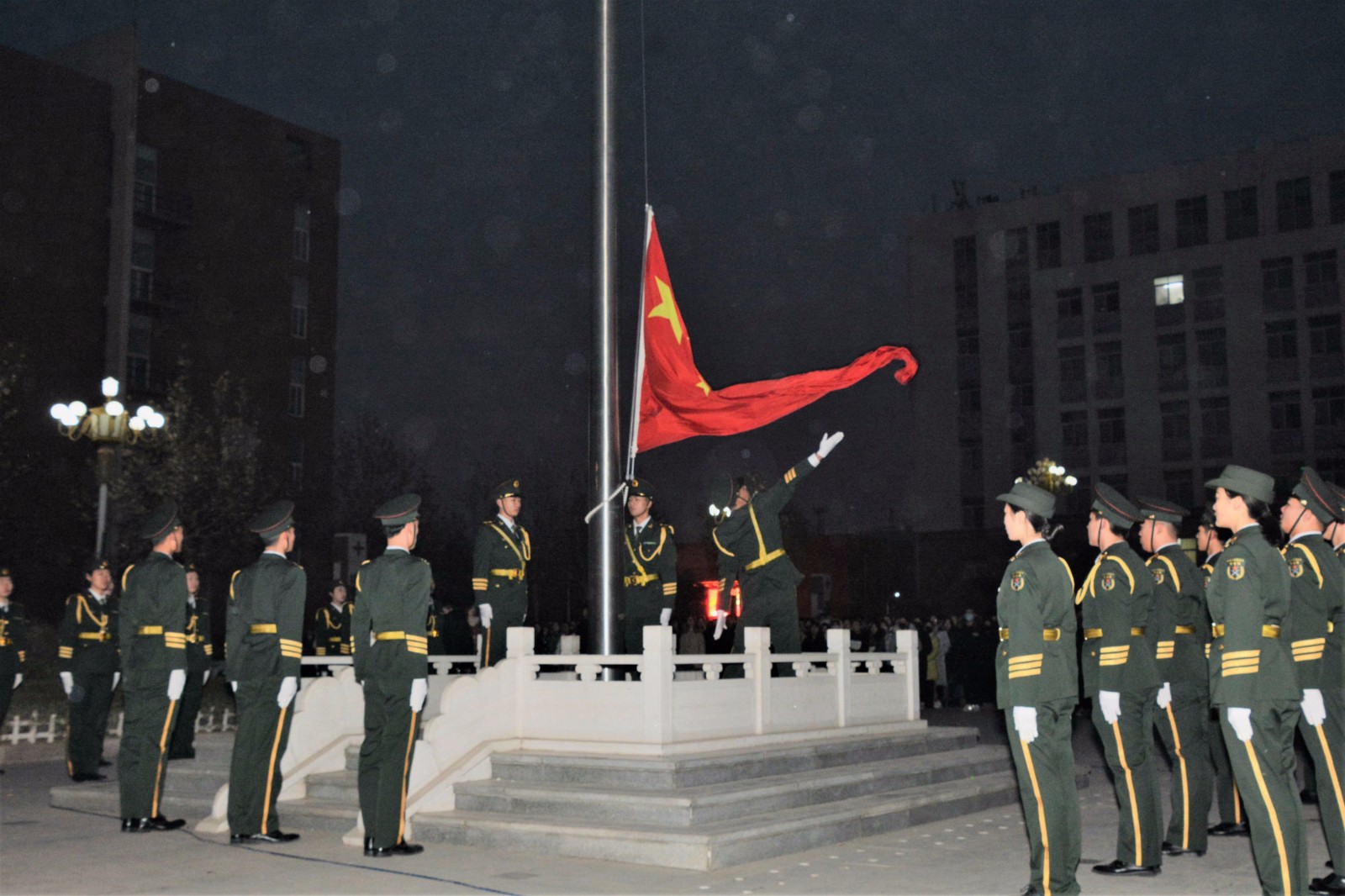 我校举行新年升旗仪式