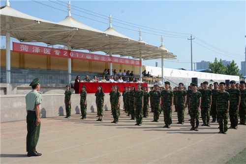 我校举行2017级新生军训汇报表演