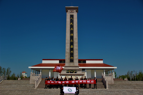 我校团委组织开展清明节祭扫烈士墓活动