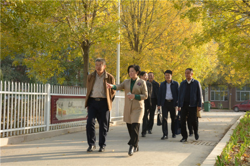 市检查组来我校检查验收文明创建工作