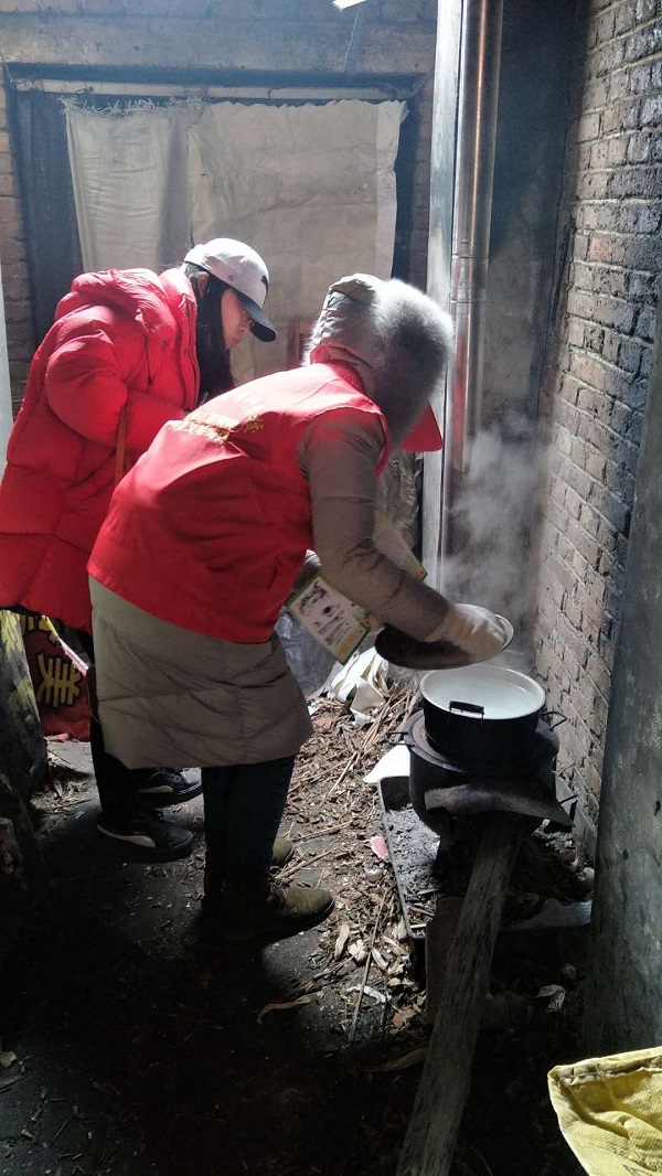 我校服务保障总支第三支部走进社区开展冬季取暖安全宣传教育