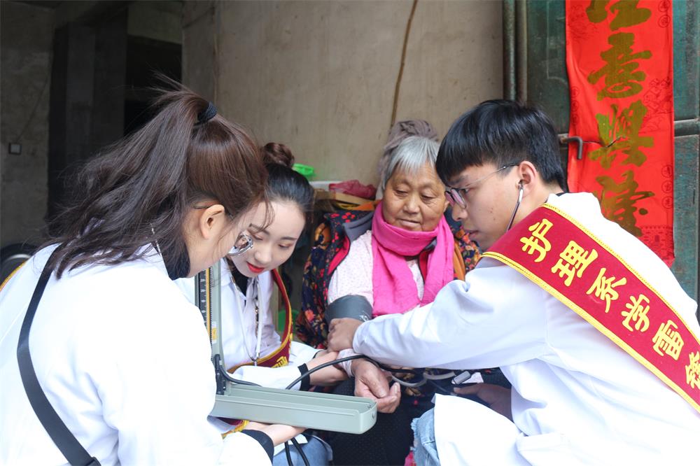 护理系党总支开展“雷锋月”系列主题活动