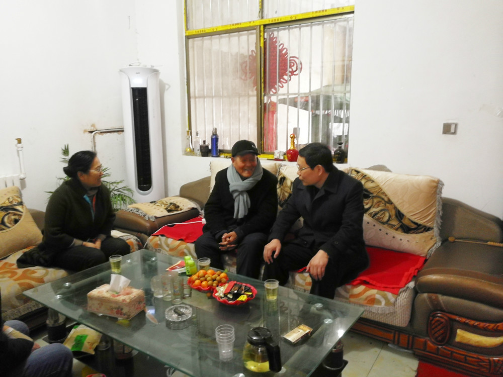 学校领导春节前夕走访慰问离退休老干部