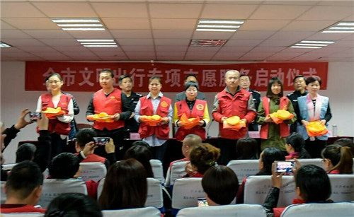 我校药学系志愿者服务队参与全市“关爱生命 文明出行”活动