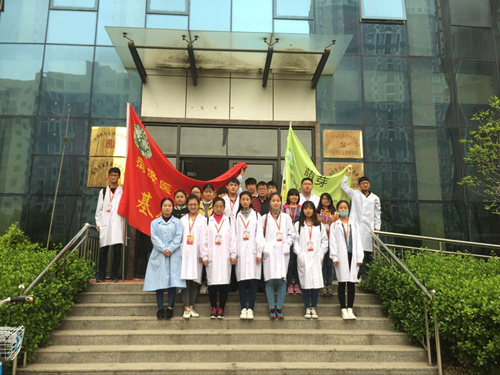 谢场社区卫生服务站向我校基础医学部萌芽志愿队赠送锦旗