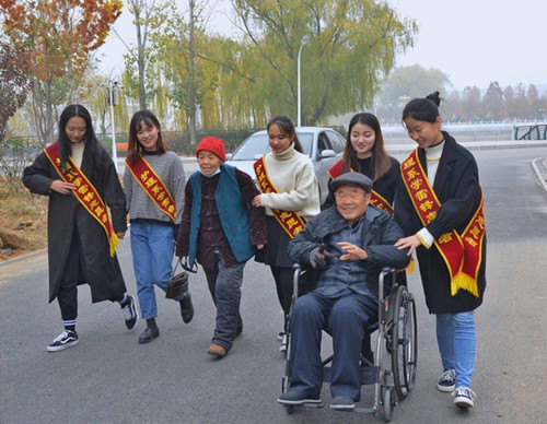 护理系党总支走进养老康复中心举办“学雷锋 让爱传递”活动