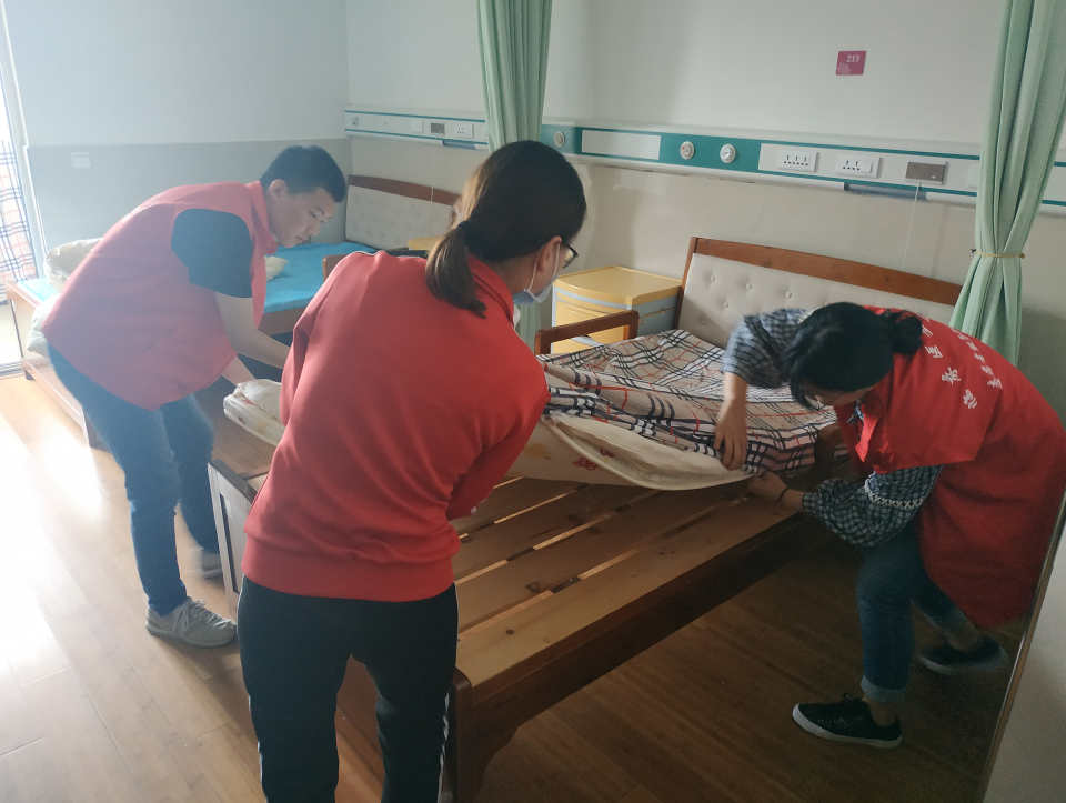 我校志愿服务队开展“尊老、敬老”志愿服务活动