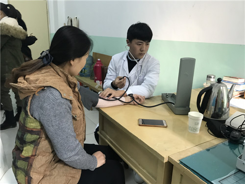 我校临床系“梦马志愿服务队”到牡丹小学开展义诊