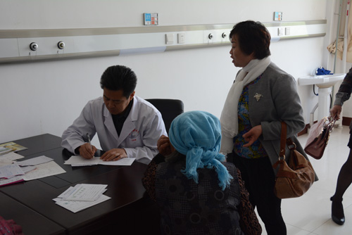 菏泽医专医院开展世界哮喘日义诊活动