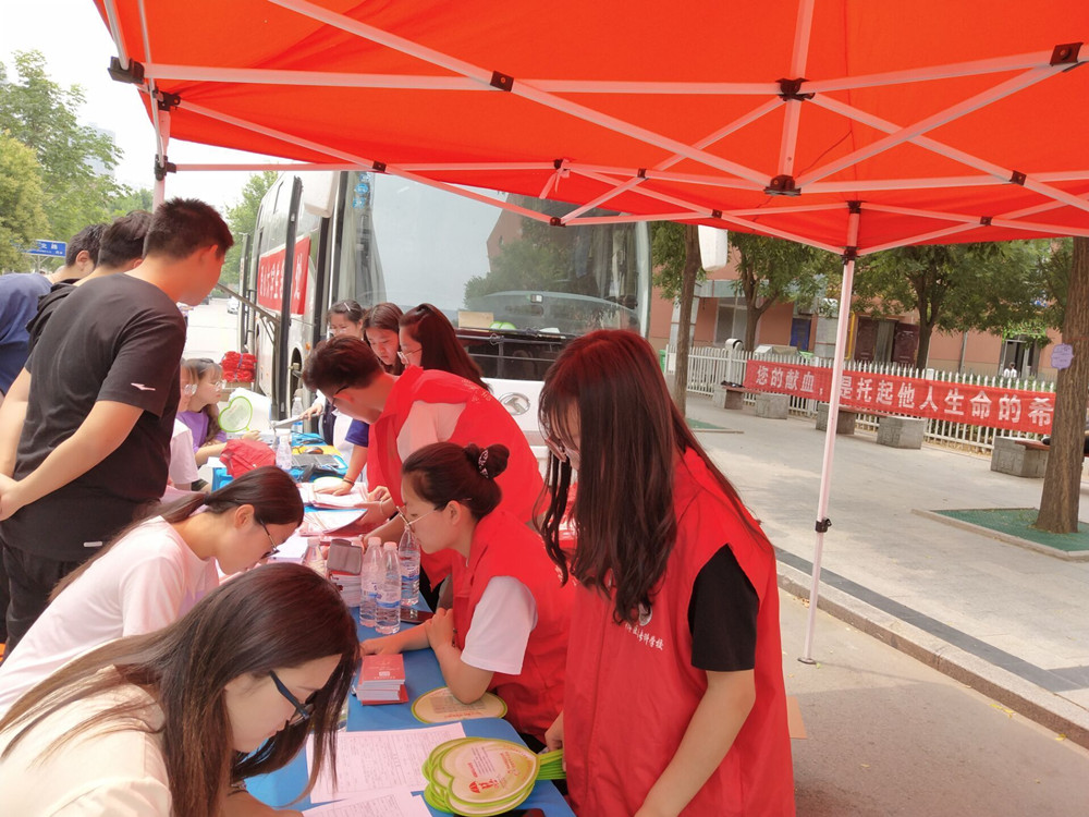 我校开展无偿献血公益活动