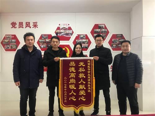 我校基础医学部两同学无私救人高尚医德传递正能量