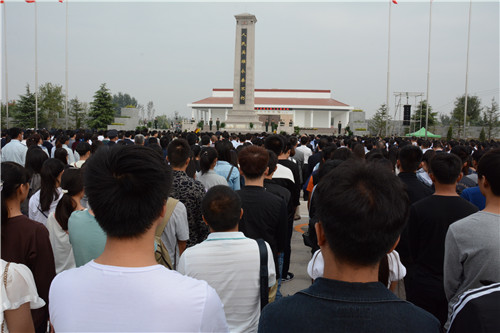 我校组织师生参加菏泽市“烈士纪念日”公祭活动