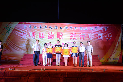 我校成功举办“传唱四德歌•践行中国梦”歌咏比赛