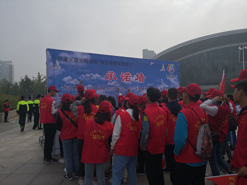 我校志愿者积极参与菏泽市创建全国文明城市市民文明手册发放暨志愿服务誓师仪式