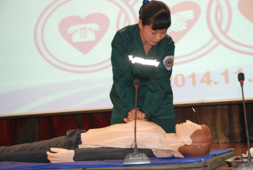 我校成功举办教职工心肺复苏技能操作大赛