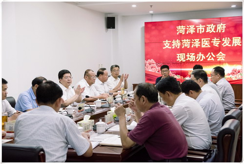 菏泽市市长陈平一行来我校现场办公