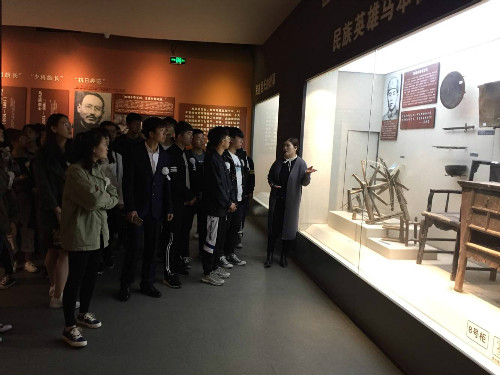 我校药学与生物制药工程系开展“不忘初心 缅怀先烈”清明扫墓活动