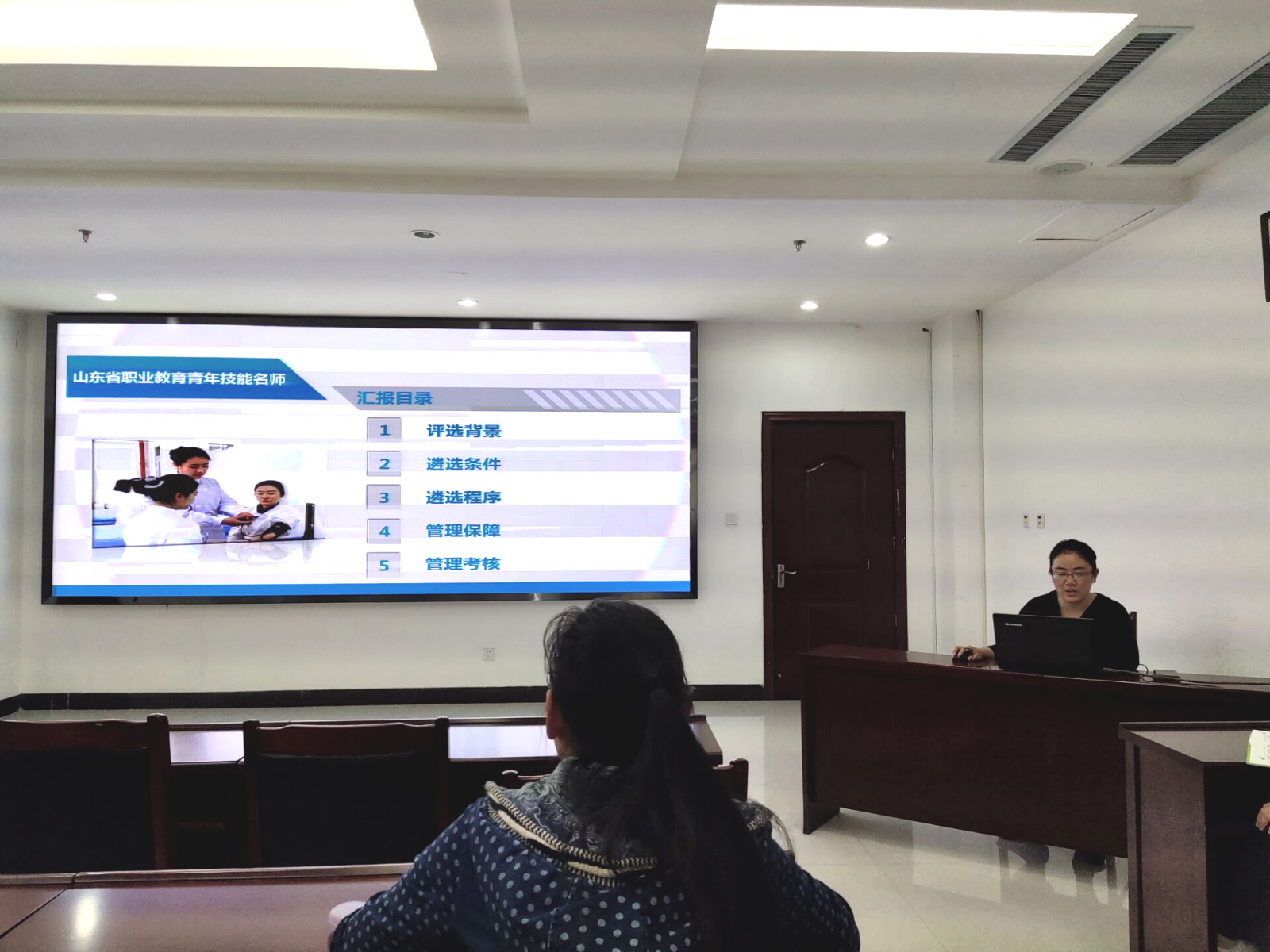 我校召开“职业教育活动周”技能名师报告会