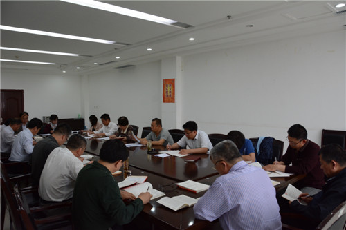 我校党委中心组集中学习党章