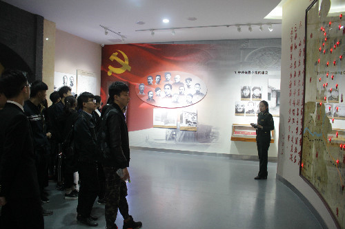 我校药学系清明节参观冀鲁豫革命纪念馆