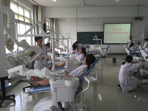 我校口腔医学专业举行实践技能考试