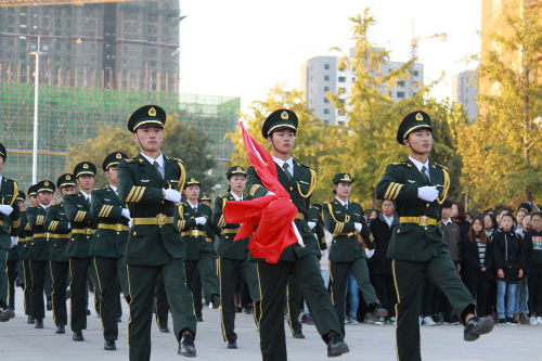 我校国旗班举行升旗仪式