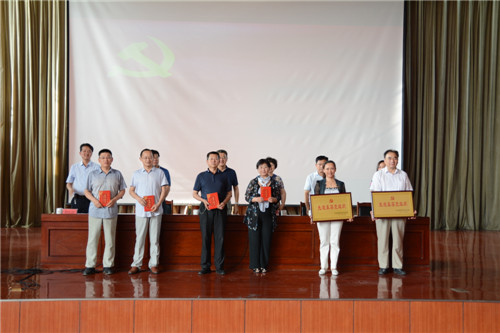 我校举办庆祝建党95周年及“两优一先”表彰大会