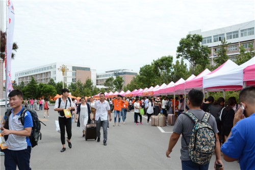 我校迎来2016级新生入学报到