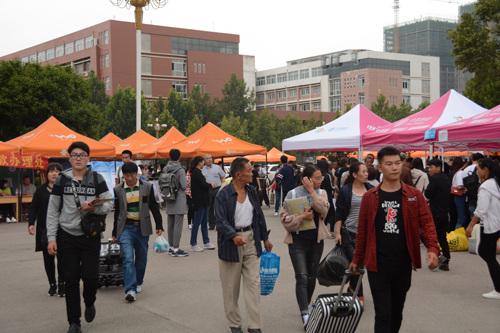 我校喜迎2017级新生入学报到