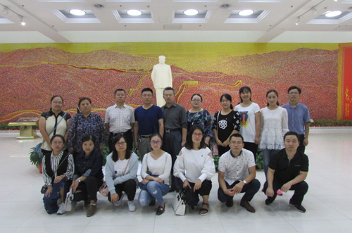 我校药学与生物制药工程系参观毛泽东主席像章馆