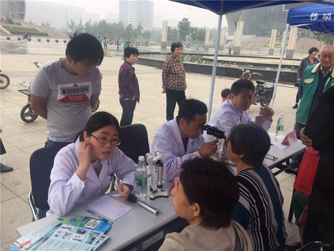 菏泽医专附属医院 “爱眼日”深入社区学校开展义诊活动