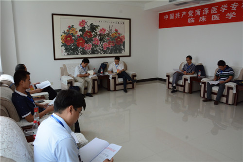 我校第一次党代会各代表团认真讨论“两委”工作报告