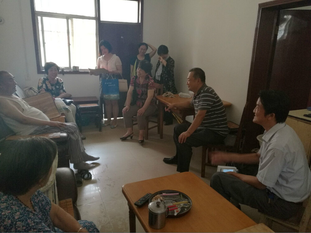 我校领导走访慰问老党员和生活困难党员