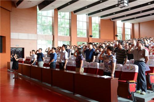 我校举行纪念建党95周年党员重温入党誓词仪式