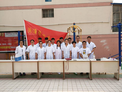菏泽医专临床系学生举行“献爱心——我们在行动”义诊活动