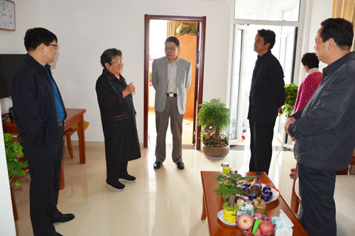 校长顾润国重阳节到附属医院护养中心慰问入住老人