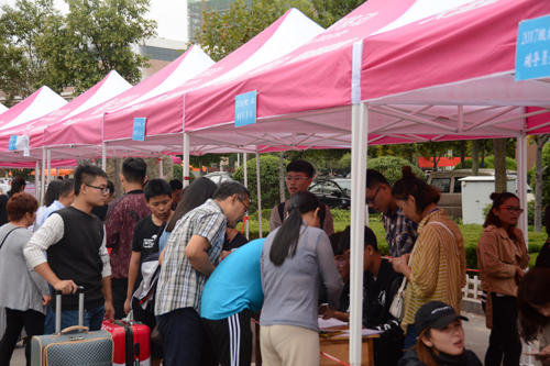 我校喜迎2017级新生入学报到