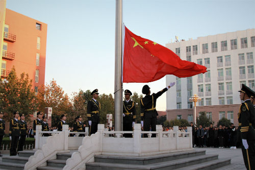 我校国旗班举行升旗仪式