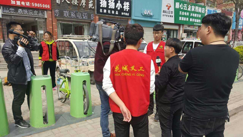 我校医学技术系志愿者参与创建文明城市活动