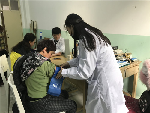 我校临床系“梦马志愿服务队”到牡丹小学开展义诊