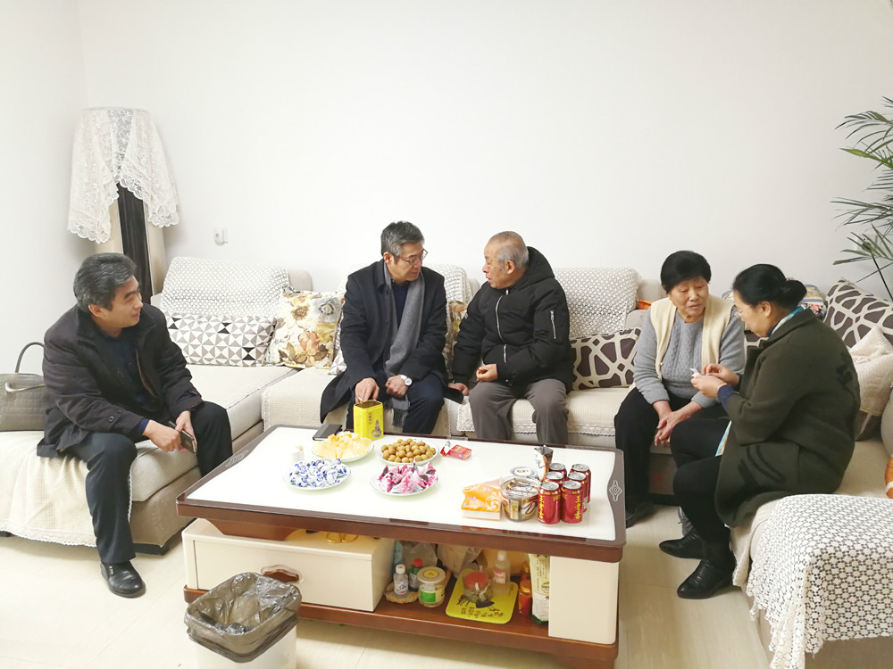 学校领导春节前夕走访慰问离退休老干部